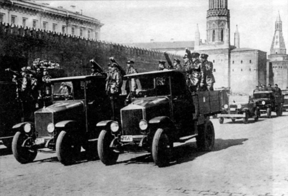 фото - Князев "Автомобили Красной Армии"; автомобили АМО-Ф-15 с пулемётами Максим на параде 1-го мая 1932-го года на Красной Площади - обычные грузовики с пулемётами установленными в кузове, в такой комплектации применялись против банд басмачей в 1920-е и начале 1930-х годов в Средней Азии, иногда действуя вместе с бронеавтомобилями