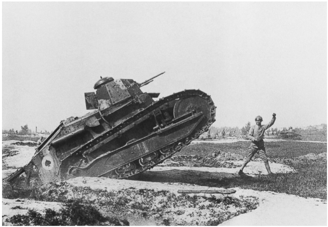 фото - Коломиец, Федосеев: "Танк №1. Первый, легендарный. Рено ФТ-17." Собственно, "хвостатый" Рено преодолевает траншею.