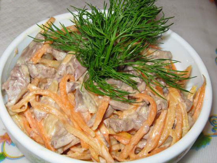 Свиное сердце с морковью. Салат с сердцем и корейской морковкой. салат с сердцем говяжьим. салат с сердцем свиным и корейской морковью. салат с говяжьим сердцем и корейской морковкой.