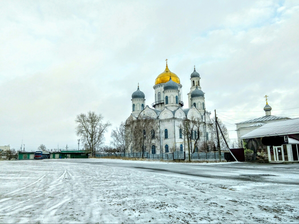 На фото слева на право: автовокзал, храм "Вознесения Господня" и магазин, в котором я работала
