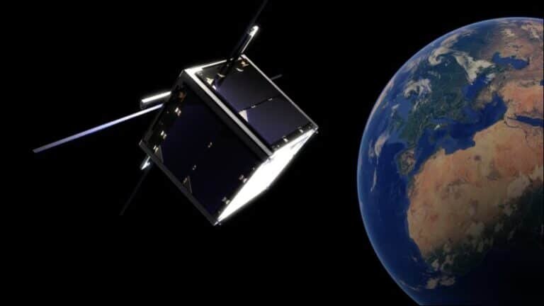    Спутник формата CubeSat на орбите в представлении художника / ©armradio.am