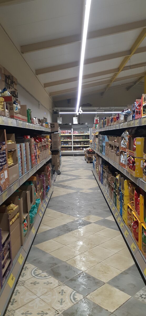 Чижик- наш новый магазин. Тут пока чисто и аккуратно. Заходить сюда приятно.