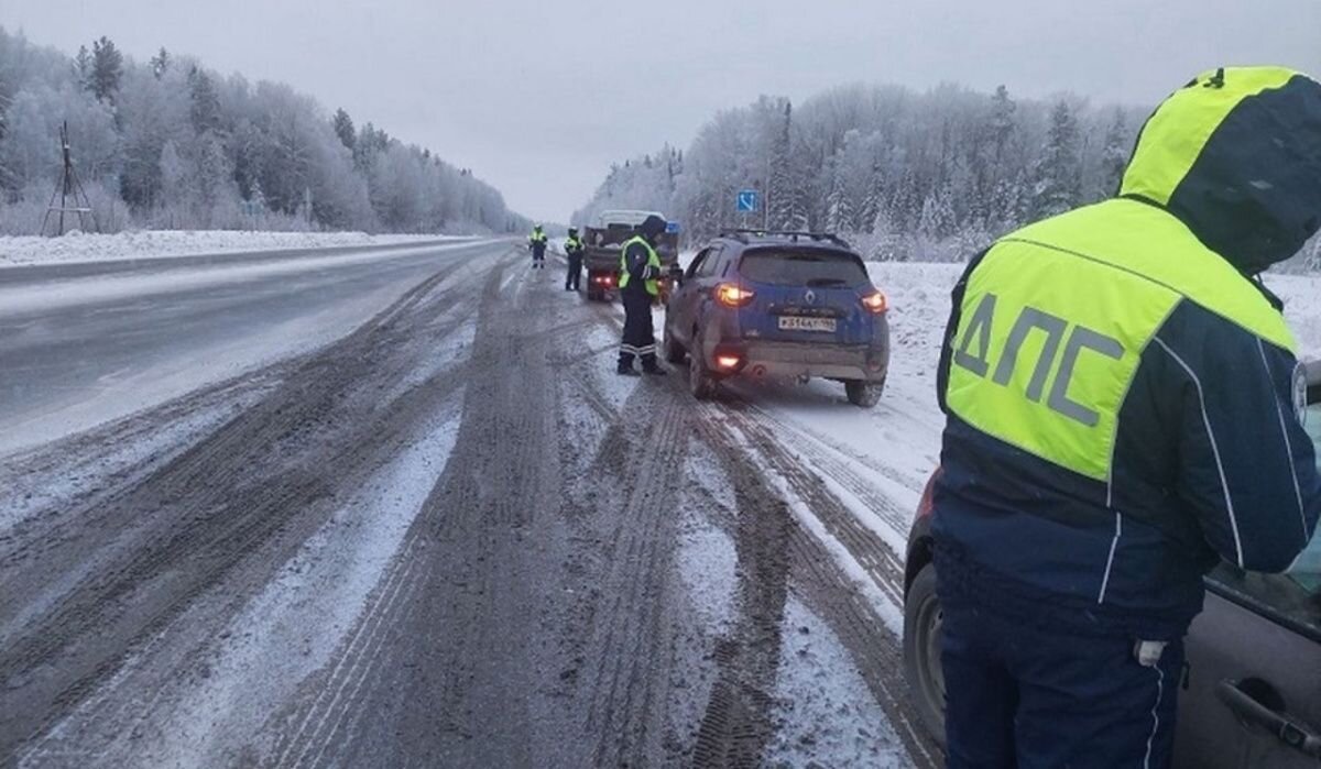     Проверки водителей на дорогах. Источник: ural.kp.ru Автор фото: Отдел пропаганды УГИБДД