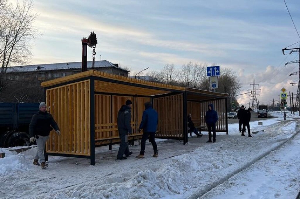    Теперь на остановке "Улица Комарова" два павильона по шесть метров. Пассажиры жаловались, что одного здесь не хватает.