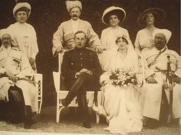 Нижний ряд (слева направо): ВК Николай Николаевич Мл., кн. Н.В. Орлов, кн. Надежда Петровна, кн. В.Н. Орлов; Верхний ряд (слева направо): кн. Анастасия Черногорская, ВК Пётр Николаевич, кн. Милица Черногорская, кн. Ольга Орлова