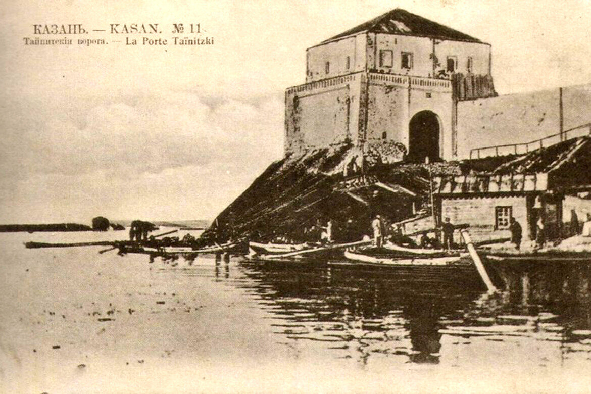 ​Сейчас у Тайницкой башни лодки не причаливают, а раньше причаливали. Фото: общественное достояние