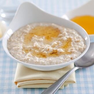 вот такая красивая овсяная каша может получиться. при желании можно добавить ягоды: чернику, малину и так далее