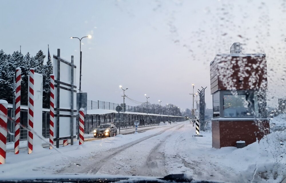 Нарва граница. Нарва очередь на границе. КПП на границе. КПП В Нарве мост.