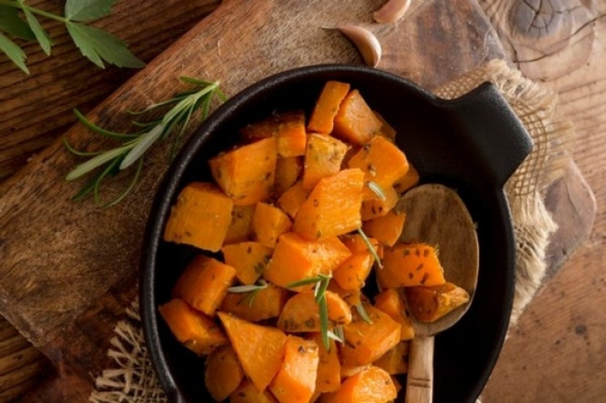    На Кубани разрезали и раздали людям гигантскую тыкву весом 570 килограмм