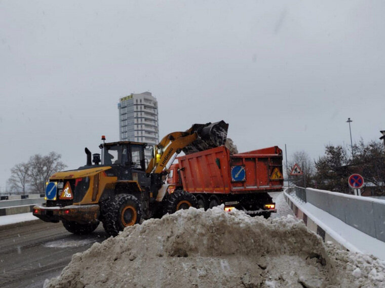    На дороги города выведено 226 единиц техники