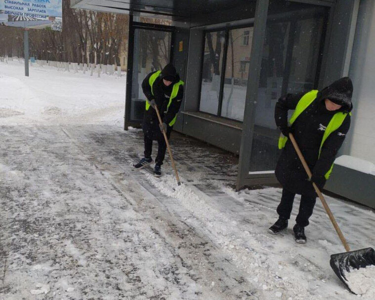    Особое внимание уделяется очистке от снега остановок общественного транспорта