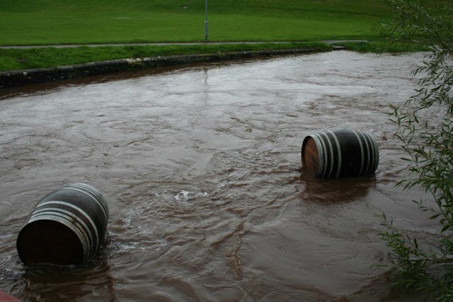 Des Colhoun. Виски в изобилии в Элгине! Непрекращающиеся дожди в течение последних 24 часов привели к широкомасштабному наводнению в этом районе. Более 400 человек были эвакуированы из своих домов в Элгине и близлежащем Фочаберсе. Морей - родина солодового виски, и, судя по сохранившимся уликам, похоже, что выше по течению была затоплена винокурня.