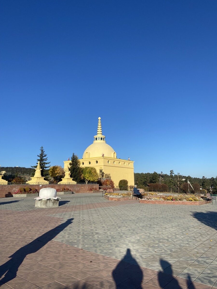 Слева находится памятник буузу