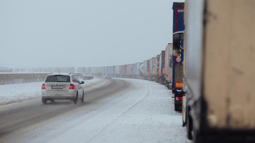     Украинские фуры на границе со Словакией Gettyimages.ru Robert Nemeti/Anadolu