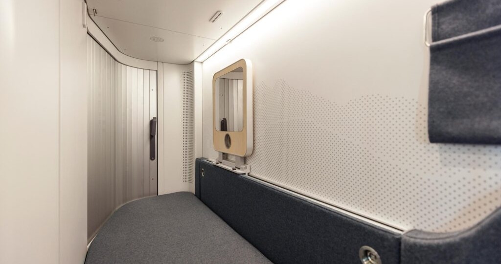 В России могли бы так же: первый в Европе поезд с капсулами выходит на маршрут. Экскурсия по поезду