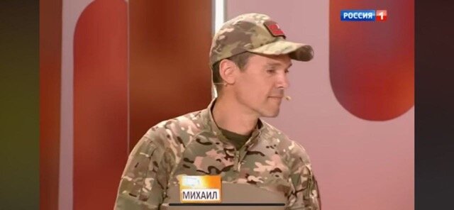 ФОТО ИЗ СТУДИИ, ГОВОРЯТ, ВПРОЧЕМ, ЧТО, СИДЕЛ СЕБЕ ЧЕЛОВЕК В БЕЙСБОЛКЕ. ФОТО: ТГ-КАНАЛ "АНДРЕЙ МЕДВЕДЕВ"