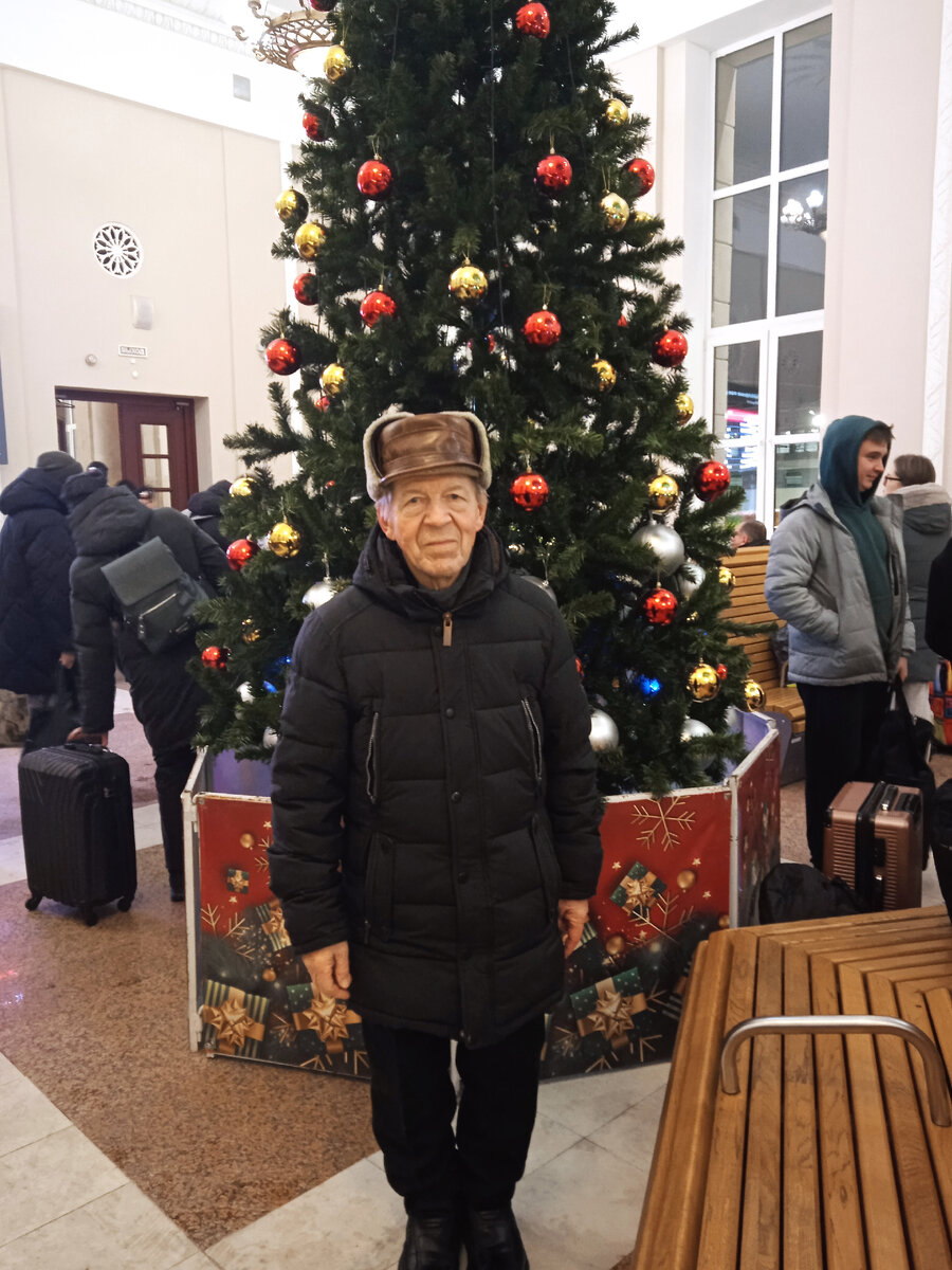 мой любимый папа. перед отъездом в Москву я его сфоткал на ЖД вокзале у елочки