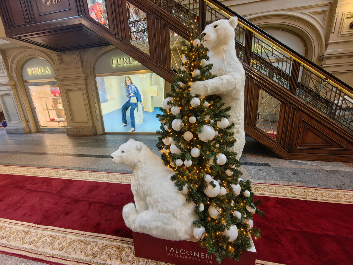 Эта ёлка мне понравилась больше всех, поэтому с нее и начинаю свою статью. Белые мишки манят сфотографироваться с ними и детей, и взрослых