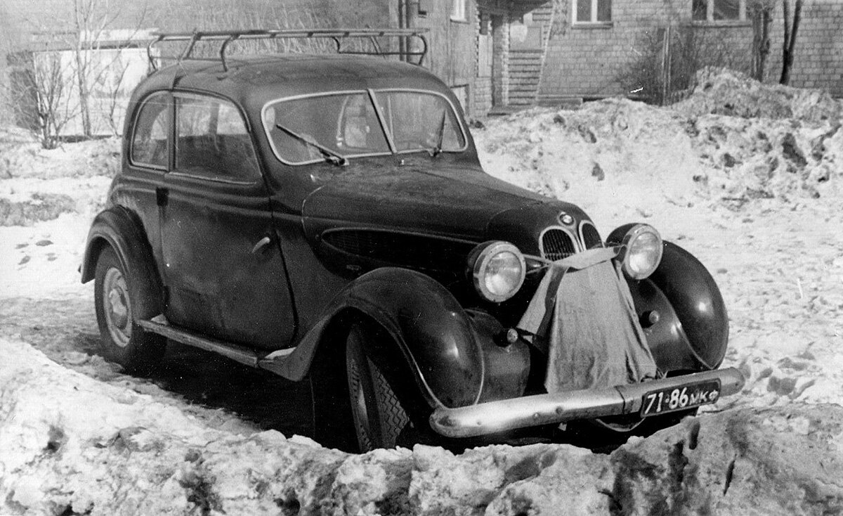 Самые смелые советские автолюбители ездили зимой даже на очень почтенных по возрасту машинах. Фото середины 1970‑х.