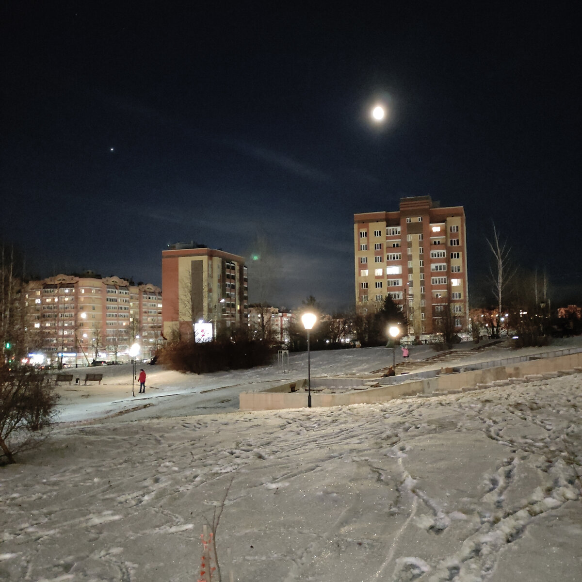 Эту фотографию сделала, кода дочь из садика забрала. Полнолуние красивое вживую, но на моём телефоне не получилось запечатлеть. 