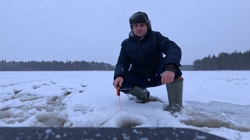 РЫБАЛКА С ДЕДОМ ЗИМОЙ НА ТАЕЖНОМ КАРЕЛЬСКОМ ОЗЕРЕ, СНЕГУ ПО КОЛЕНО ВОДА ДАВИТ НА ЛЕД НО МЫ РЫБАЧИМ !