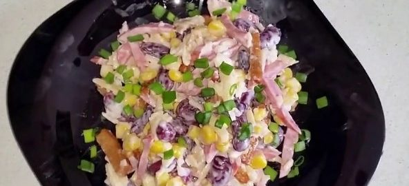 Салат с копченой курицей и консервированной фасолью.