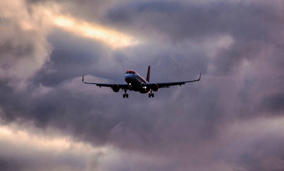    Самолет с хоккеистами ЦСКА совершил вынужденную посадку в Екатеринбурге. Фото: Freepik