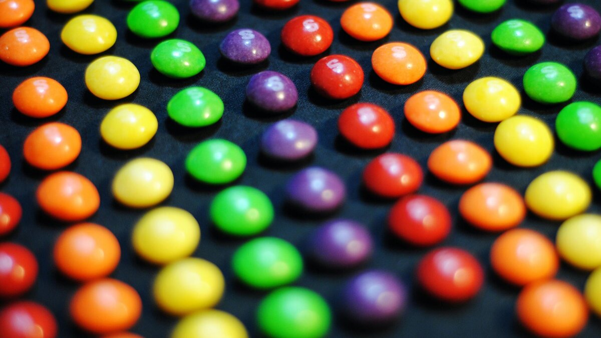    Чем могут быть опасны популярные у детей конфеты Skittles?© Unsplash / Nik