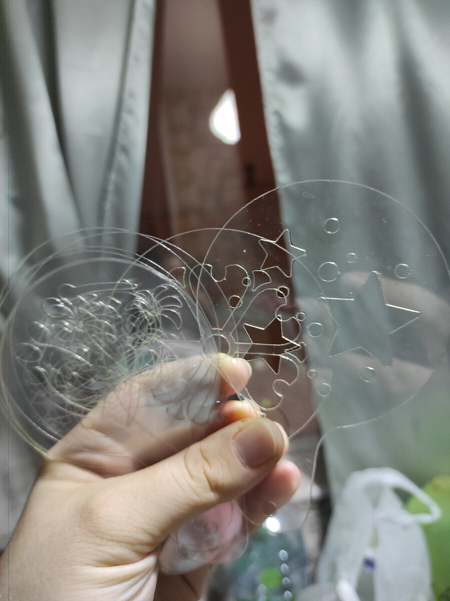 Простая и незамысловатая вещь) можно даже из бумаги сделать одноразовые трафареты)