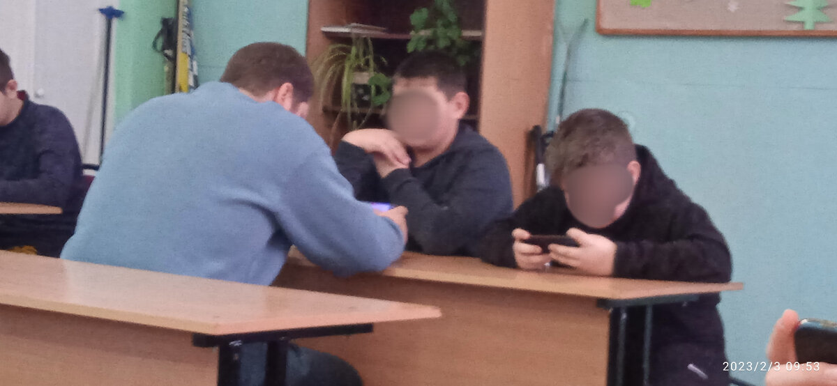 Учитель играет в танчики с моими одноклассниками