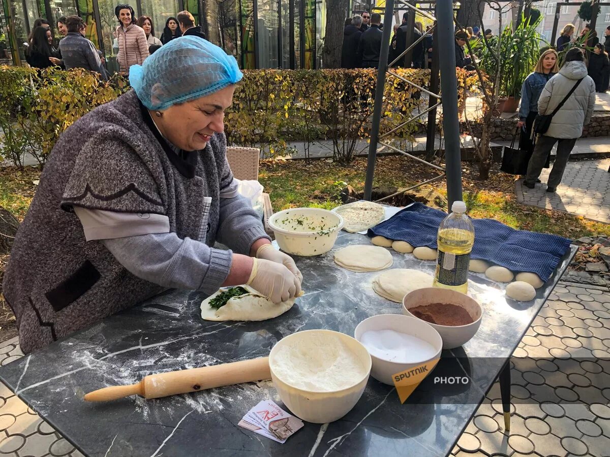 Арт-ярмарка по поводу возрождения степанакертского культурного центра и кафе Tumanyan's ART © Sputnik / Lilit Harutyunyan