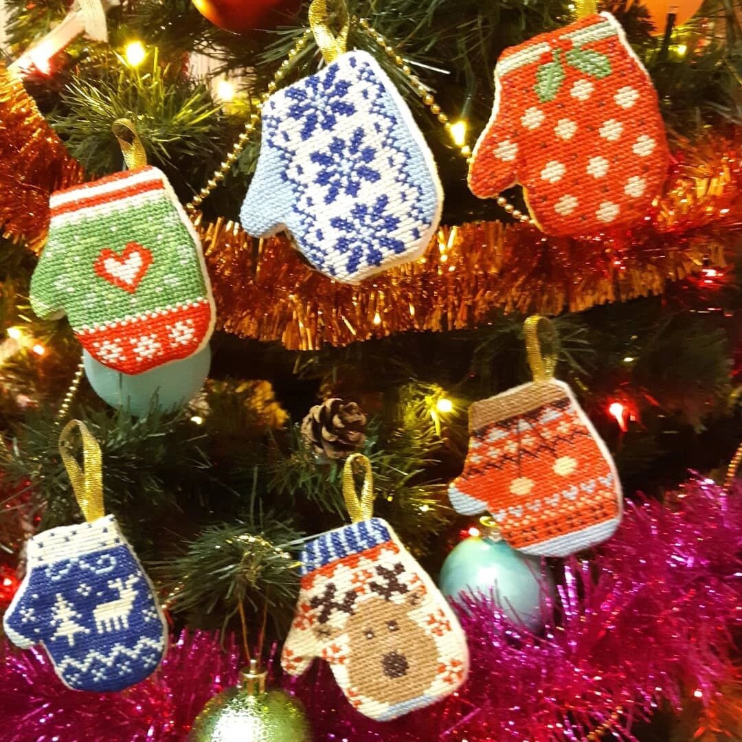 Те самые многострадальные рукавички, которые вышивались по 1-2 штуки в год😅