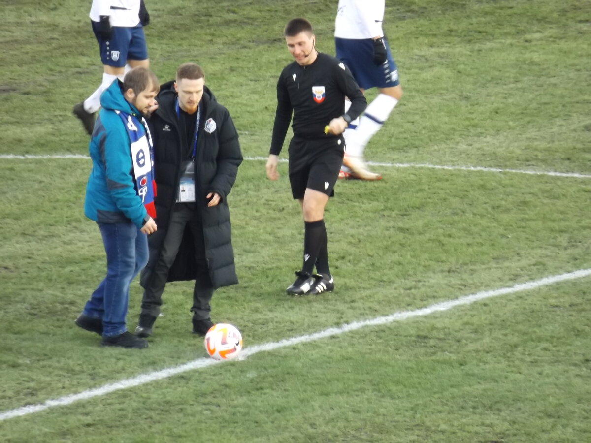 Символический удар по мячу  перед началом поединка нанес Максим Коваль