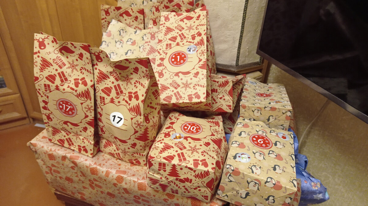 Всот такая гора подарков на тумбочке. Листайте галерею