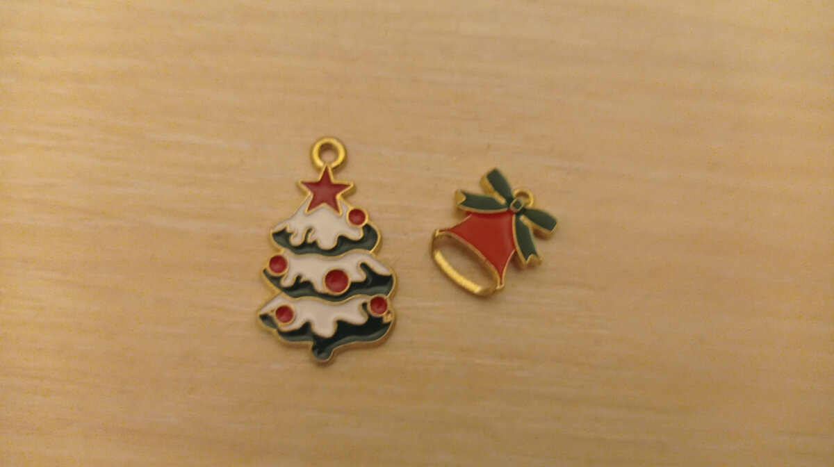 Это подвесочки - они маленькие, елочка где-то 1 сантиметр, а колокольчик в два раза меньше