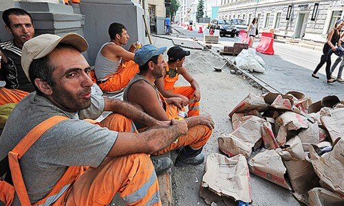     Одна из проблем состоит  в том, что «высоко квалифицированные» трудовые мигранты составляют лишь малую часть от всего «входящего потока». К примеру, в 2022 в Россию въехали как минимум 3,5 млн мигрантов. И большинство из них  конечно же не имеют никакой квалификации.    
Фото: Архив "Блокнот"