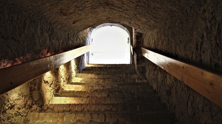 Во время реставрации старой церкви рабочий заметил трещину в стене за ...