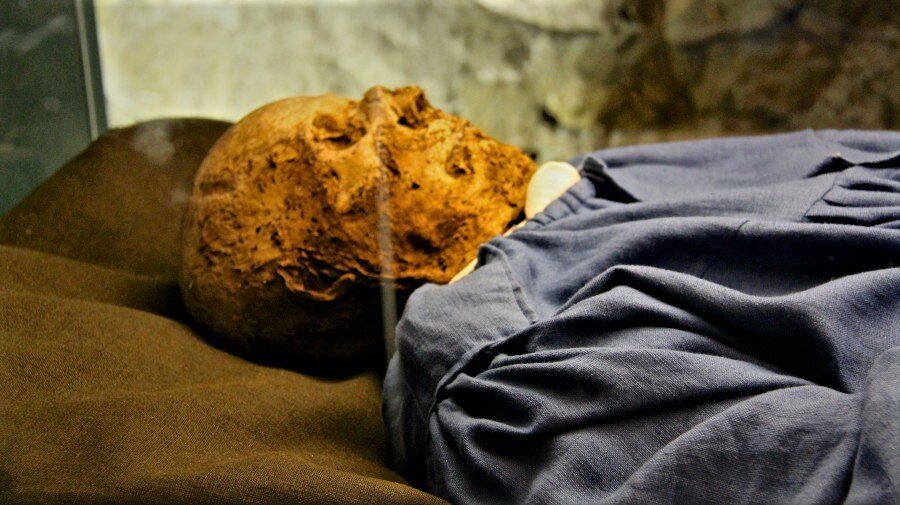 Во время реставрации старой церкви рабочий заметил трещину в стене за ...