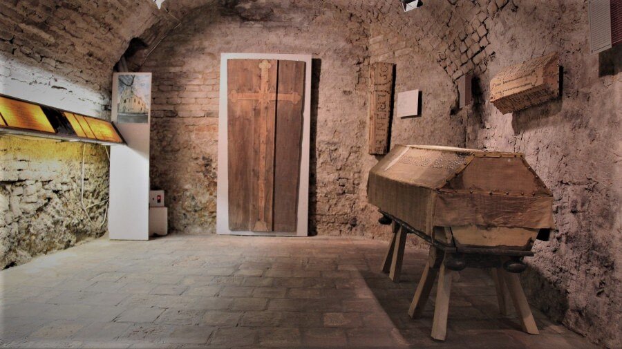 Во время реставрации старой церкви рабочий заметил трещину в стене за ...