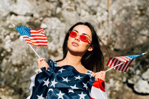 Стиляшная американочка.
https://img.freepik.com/free-photo/beautiful-woman-with-american-flag_23-2148135118.jpg?size=626&ext=jpg