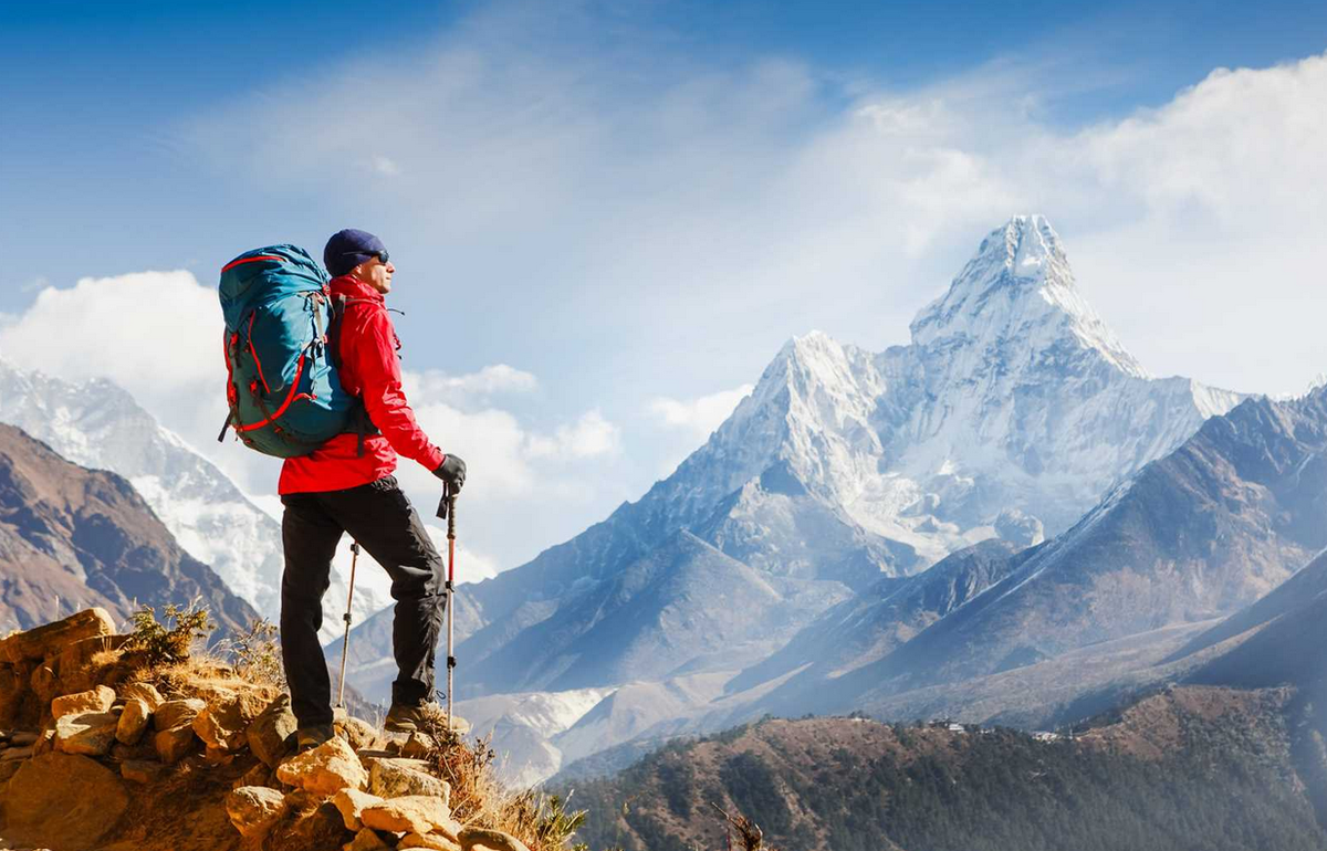 Go to the mountains перевод. Треккинг хайкинг. Туристы в горах. Пешеходный туризм. Поход в горы.