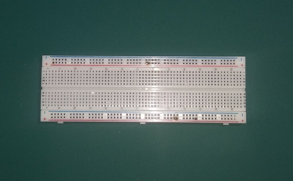 Макетная плата на столе
