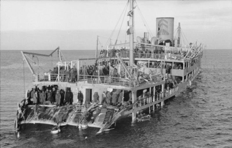 1941, 3 декабря - В Финском заливе из состава последнего отряда кораблей, эвакуировавшего ВМБ Ханко, подорвался на минах санитарный транспорт «Иосиф Сталин».