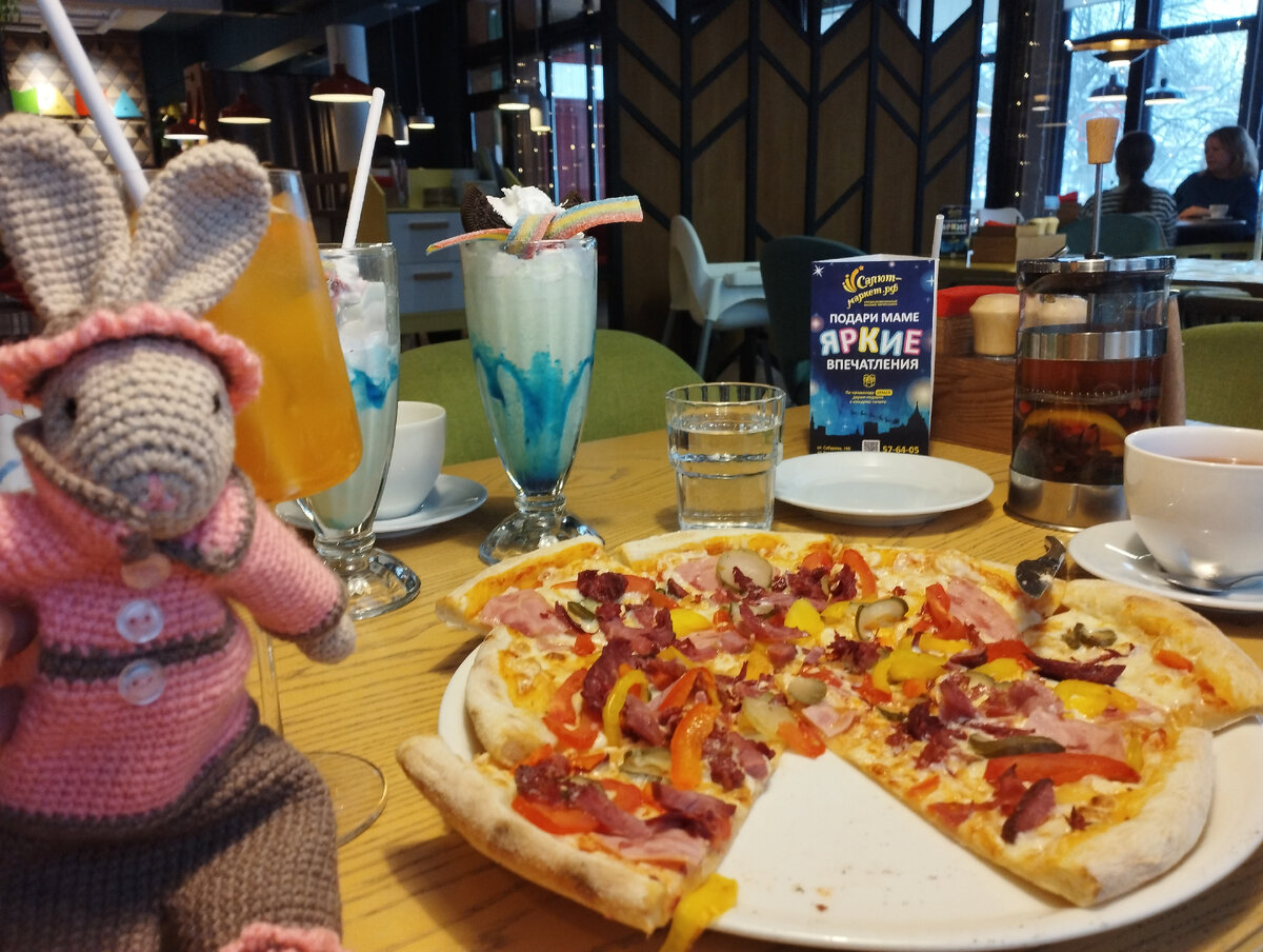 В кафе. За зайцем мой коктейль. 