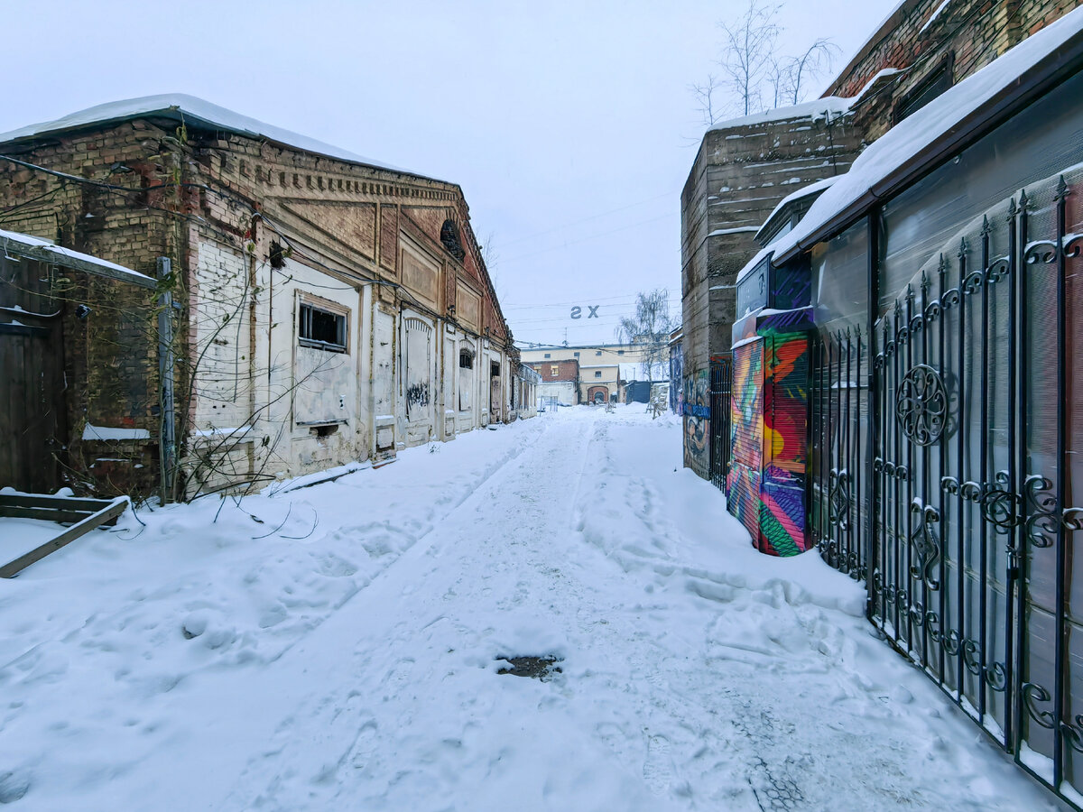Экипажный сарай Императорских конюшен (слева)