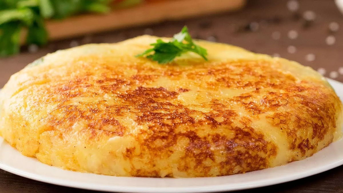 картофельная запеканка с куриным фаршем. запеканка из картошки на сковороде. яичная драчёна. запеканка из фарша на сковороде. картофельная запеканка с сыром на сковороде.