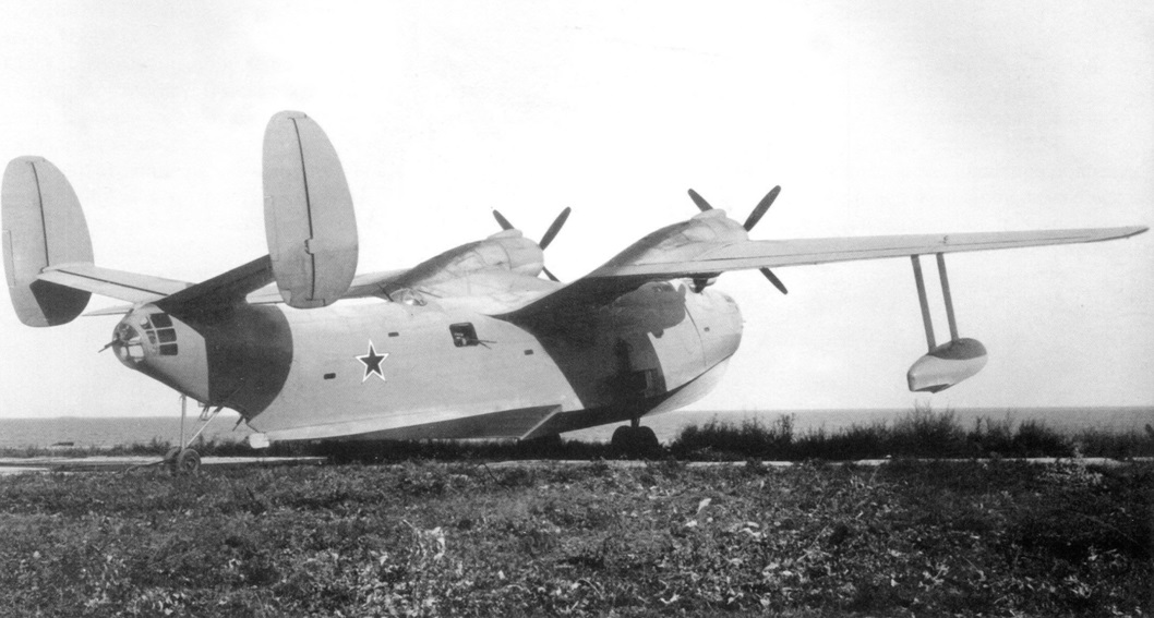 ЛЛ-143 на морском берегу. Самолёт установлен на съёмном колёсном шасси.