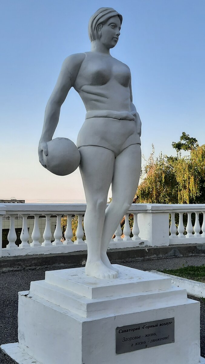 "Здоровье - это жизнь, а жизнь - это движение" - гласит надпись под парковой скульптурой времен советской идеологии. "Девушка - физкультурница", как культ здорового и физически красивого советского человека, хорошо сохранилась и выглядит вполне эстетично. 