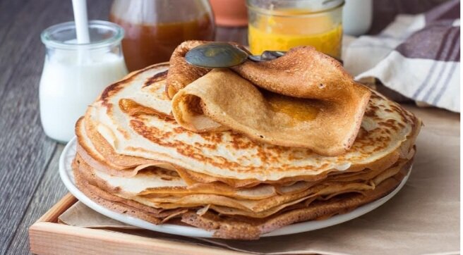 ИНГРЕДИЕНТЫ3 яйца1 ст. л. сахара1 ч. л. соли500 мл молока280 г муки3 ст. л. растительного масла плюс для жаркисливочное масло, сметана, варенье для подачи