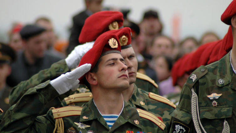    Кто такой солдат? Обратная сторона медали Фото: Oleg Pchelov, по лицензии Shutterstock.com